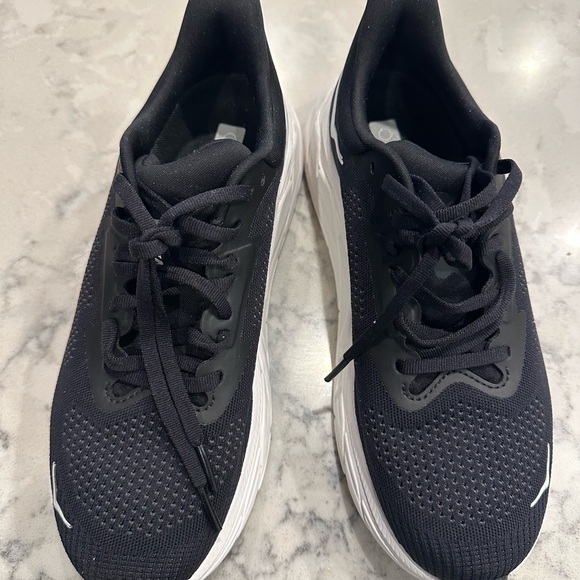 NEW HOKA Women's Arahi 7 Black/White $150 - Size 8.5B - Picture 5 of 8